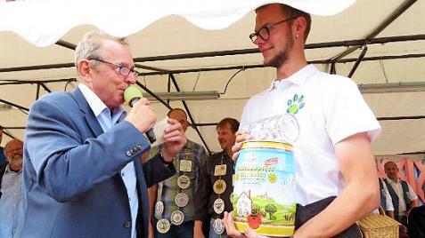 Rafael Schneidawind aus Bad Staffelstein freut sich über ein Partyfässchen. Links Moderator Walter Mackert Foto: Monika Schütz