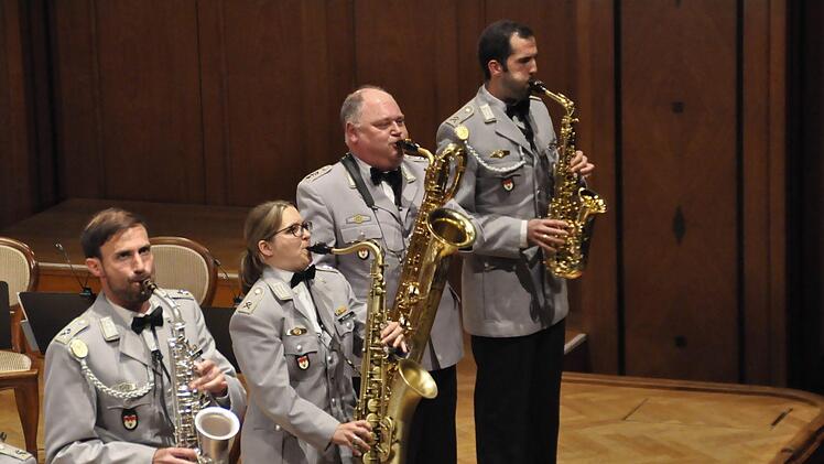 Das Heeresmusikkorps Veitshöchheim (früher HMK 12) unter der Leitung von Oberstleutnant Roland Kahle begeisterte durch seine Vielseitigkeit.Peter Klopf