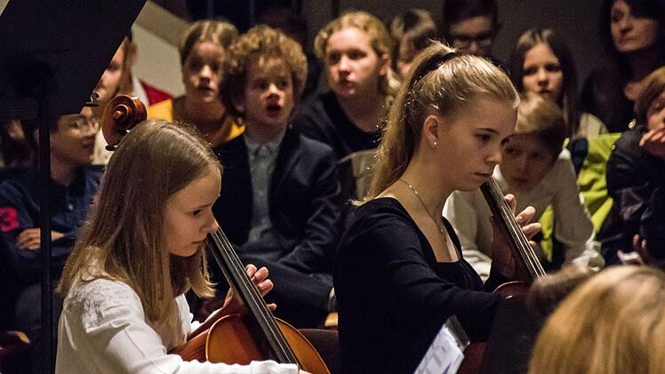 Zahlreiche Mitwirkende gestalteten die konzertante Weihnachtsfeier  des Casimirianums in St. Moriz - vom Vororchester bis zu den CaSingers und den CaSinfonikern unter der Leitung von Hans-Jürgen Hofmann.Foto: Jochen Bergerd