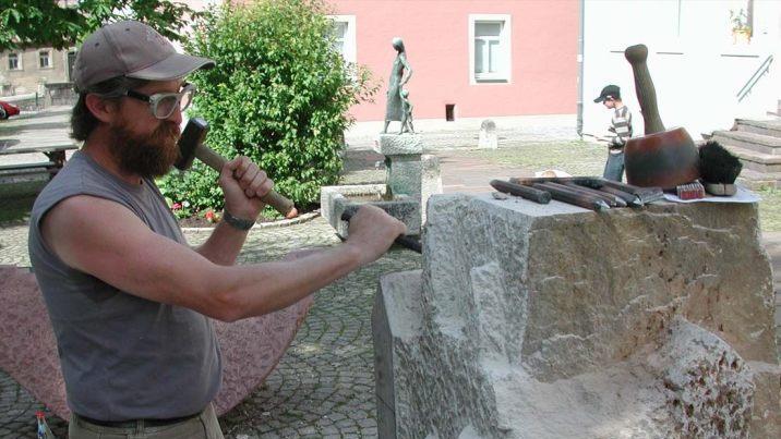 Fred Grimm im Sommer 2008 bei der Arbeit am Anger. Dieses Kunstwerk steht heute am Kirchplatz. Archiv/Thomas Malz