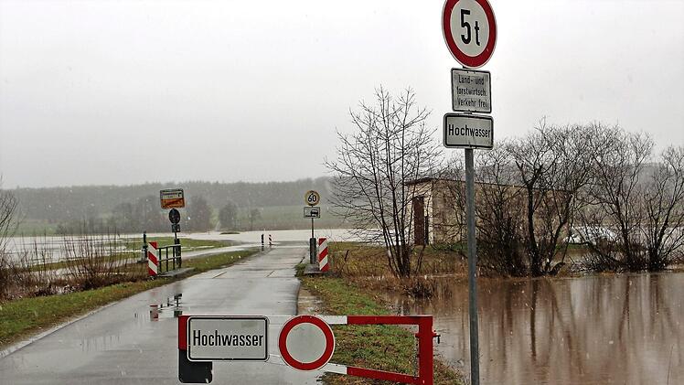 Hochwasser auf der Gemeindeverbindungsstraße zwischen Sambach und Pommersfelden
