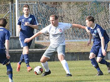 Beschäftigt in dieser Szene gleich drei Spieler der SG Haard/Nüdlingen: Sulzthals Tim Eckert. Foto: ssp