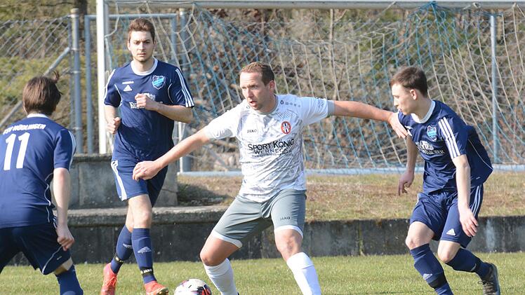 Beschäftigt in dieser Szene gleich drei Spieler der SG Haard/Nüdlingen: Sulzthals Tim Eckert. Foto: ssp