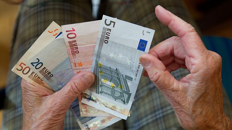 Die kräftige Rentenerhöhung 2022 ist zwar erfreulich, aber für einige Rentner*innen heißt das Plus auch, dass sie ab jetzt vom Finanzamt zur Kasse gebeten werden.