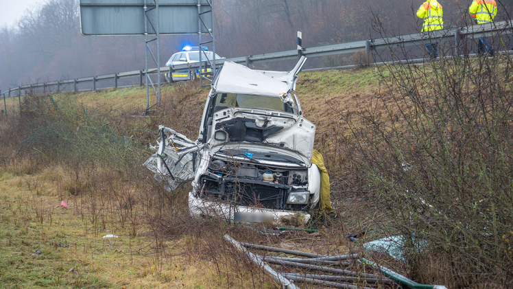 Bus auf A73 von Fahrbahn abgekommen - sieben Verletzte