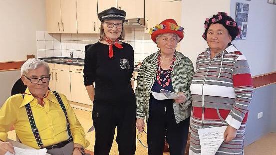 Die Familie (Lydia Seufert, Waltraud Leitschuh, Horst Vonroth) wurde von der Sammlerin (Irmgard Heinrich) in listiger Weise zu &uuml;berh&ouml;hter Spendengabe veranlasst.