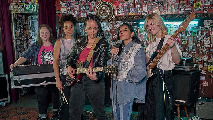 In ihrer Freizeit spielen Senta (Svenja Hermuth, links), Lucie (Naomi Simmonds, zweite von links), Betty (Shari Asha Crosson, Mitte), Vicky (Collien Ulmen-Fernandes, zweite von rechts) und Nina (Laura Storz) gemeinsam in einer Band.