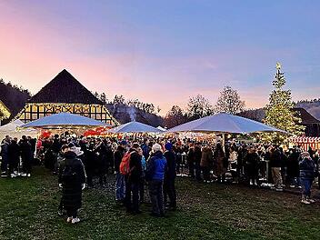 Fachwerk und Lichterglanz erwarten die Besucher der Ahorner Dorfweihnacht am Sonntag.