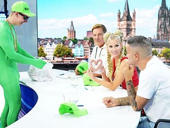 Auch wandelnde Skurrilit&auml;ten wie Max Gr&uuml;n sind wieder bei DSDS dabei. Den stellten Dieter Bohlen, Isi Gl&uuml;ck und Bushido (rechts) ins Achtung: "Das ist l&auml;cherlich, peinlich."