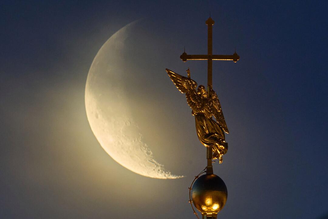 Mond &uuml;ber St. Petersburg