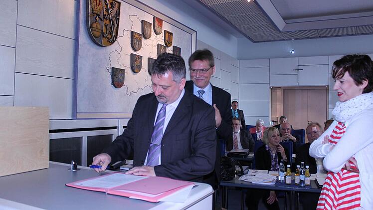 Auch Jürgen Spitzenberger (SPD), hier beim Unterschreiben, und (daneben) Julia Spörlein (Junge Bürger) aus Weismain-Weiden sind neu im Landkreis-Gremium.