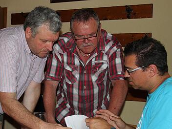 Kaum gewählt, schon mit Problemen konfrontiert: Josef Kees (Mitte) beim Aktenstudium mit Bürgermeister Jürgen Hennemann (links) und Protokollführer Marco Ernst. Foto: Ralf Kestel