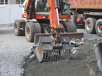 Die Fahrbahn wird im Bereich um den Marienplatz in Kronach erneuert. Foto: Marco Meißner