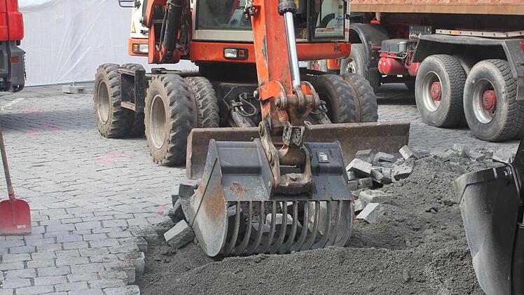 Die Fahrbahn wird im Bereich um den Marienplatz in Kronach erneuert. Foto: Marco Meißner