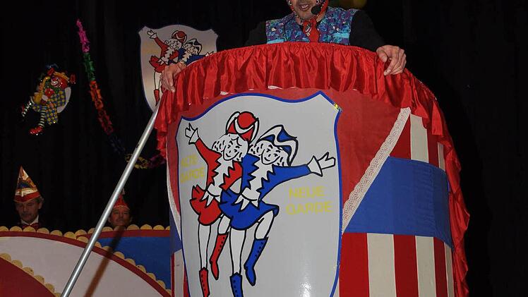 Er darf bei keinem Büttenabend fehlen, der "Heiligenschrubbe". Das Bild zeigt Christian Eidloth bei seinem letzten "Schrubber-Einsatz" im Jahr 2011.   Foto: Archiv