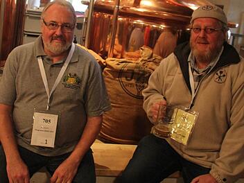 Walter Geißler und Markus Metzger (von links): Metzger aus Karlstadt ist der Vorsitzende der Hobbybrauer und hat eine Schwäche für Rauchbier, Geißler aus Nürnberg ist Kassier und liebt Weizenbier. Foto: Sonja Adam