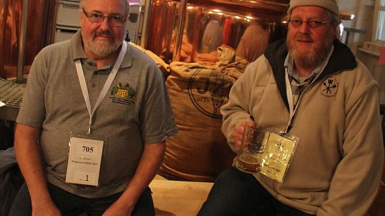 Walter Geißler und Markus Metzger (von links): Metzger aus Karlstadt ist der Vorsitzende der Hobbybrauer und hat eine Schwäche für Rauchbier, Geißler aus Nürnberg ist Kassier und liebt Weizenbier. Foto: Sonja Adam