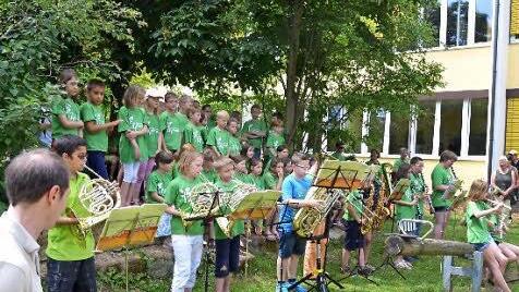Keine Bange vor der Zukunft: Eine Bläserklasse des Musikvereins Pretzfeld musiziert vor der Schule  Foto: Carmen Schwind