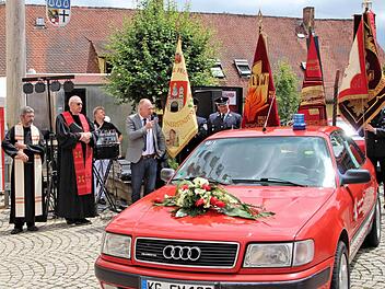 Den neuen Kommandowagen segneten Pater Rudolf Götz OSA (links) und Pfarrer Joachim Pennig (daneben). Bürgermeister Helmut Blank (dritter von links) lobte das bürgerschaftliche Engagement der Feuerwehr, die den Wagen selbst angeschafft und ausgebaut hat. Foto: Dieter Britz