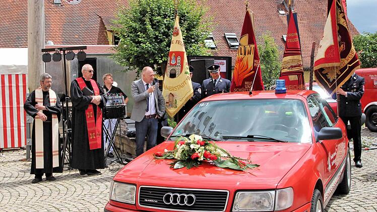 Den neuen Kommandowagen segneten Pater Rudolf Götz OSA (links) und Pfarrer Joachim Pennig (daneben). Bürgermeister Helmut Blank (dritter von links) lobte das bürgerschaftliche Engagement der Feuerwehr, die den Wagen selbst angeschafft und ausgebaut hat. Foto: Dieter Britz