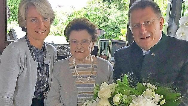 Begl&uuml;ckw&uuml;nschten ihre Oma zum 93. Geburtstag: OB Henry Schramm und seine Frau Andrea (links) zusammen mit K&auml;thi Gonter. Foto: privat
