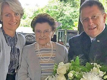 Beglückwünschten ihre Oma zum 93. Geburtstag: OB Henry Schramm und seine Frau Andrea (links) zusammen mit Käthi Gonter. Foto: privat