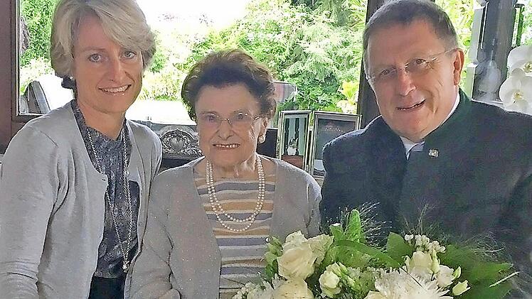Beglückwünschten ihre Oma zum 93. Geburtstag: OB Henry Schramm und seine Frau Andrea (links) zusammen mit Käthi Gonter. Foto: privat