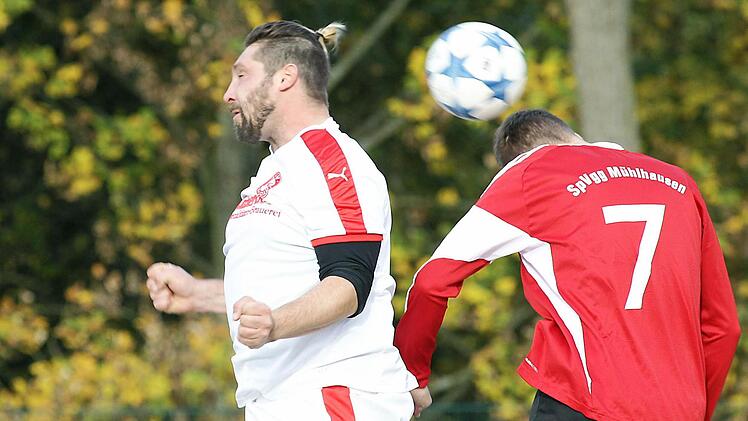 Dominik Goller vom ASV (l.) gegen Sebastian Krug