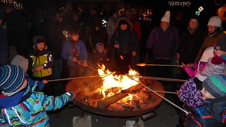 Das macht Spaß: Stockbrot backen und gleich essen.Foto: Klaus-Peter Wulf