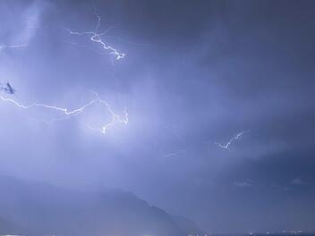 Ein Blitz hat in ein Haus in Holzingen im Landkreis Weißenburg-Gunzenhausen eingeschlagen. Symbolbild: Cyril Zingaro/KEYSTONE/dpa