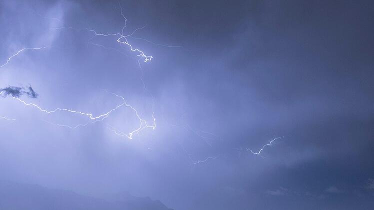Ein Blitz hat in ein Haus in Holzingen im Landkreis Weißenburg-Gunzenhausen eingeschlagen. Symbolbild: Cyril Zingaro/KEYSTONE/dpa