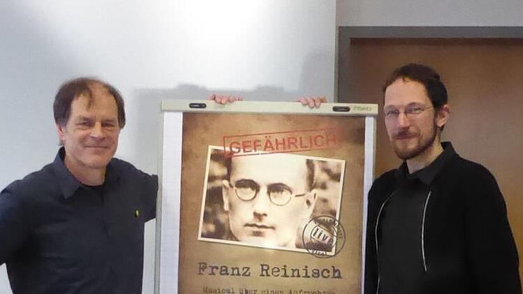 links Wilfried Röhrig, der Komponist und Texter des Musicals, rechtsMathias Gall, der den Franz Reinisch singen wird.  Foto: Thomas Ahnert