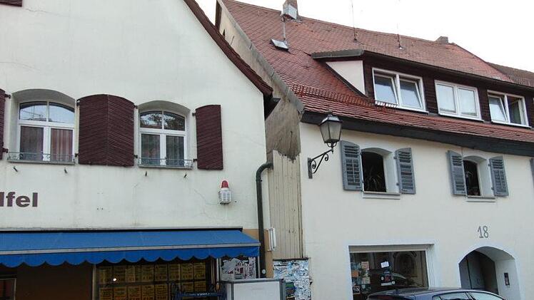 Die frühere Brandgasse ist mit Brettern verbaut. Foto: Petra Malbrich
