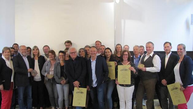 Zahlreiche Hauseigentümer wurden am vergangenen Montag in der ehemaligen Sonntagsschule am Hexenturm von der Stadt Coburg und der Gemeinschaft Stadtbild Coburg für gelungene Haussanierungen und -verschönerungen mit Medaillen und Urkunden ausgezeichnet. Unser Bild zeigt die Preisträger zusammen mit dem Vorsitzenden von Stadtbild Coburg, Hans-Heinrich Eidt, und Bürgermeisterin Birgit Weber. Foto: Martin Koch