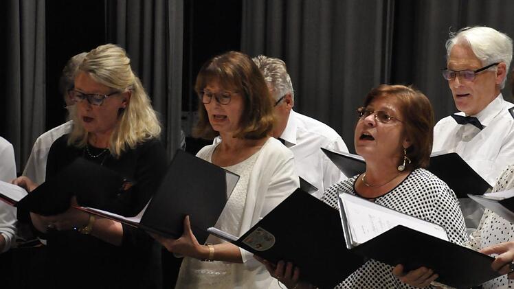 "Die Bockleter Singfoniker" präsentierten glänzend allerlei Kuriositäten und Schlager aus der Chormusik. Foto: Peter Klopf