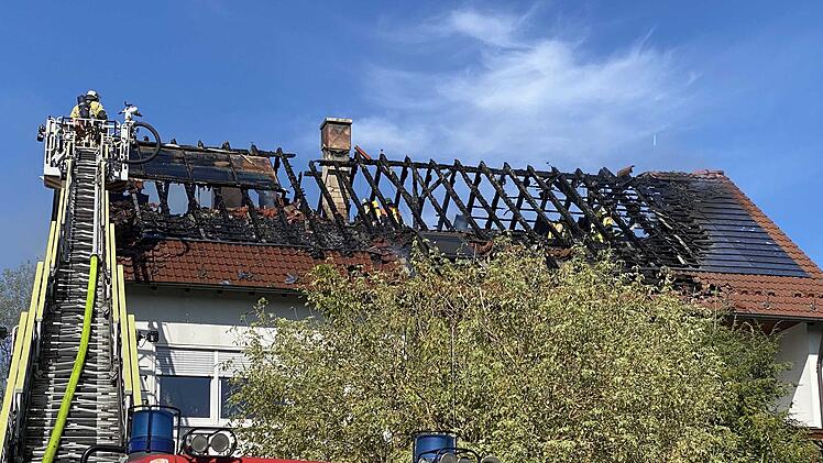 Der Brand des Dachstuhls eines Wohnhauses in Bayreuth-Laineck hat am Samstagmittag  rund 200.000 Euro Schaden verursacht.