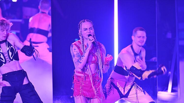 Coach Shirin David zieht vor Oxa, die für die Rechte von Transmenschen und nicht binären Menschen kämpft, den Hut. "Oxa ist für mich der Star, zu dem ich aufschaue!"