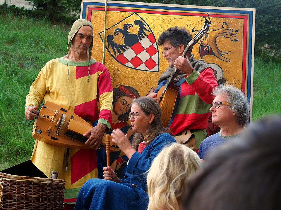 Buntes Treiben auf der Burg.