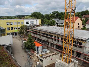 Vor dem generalsanierten Westbau entsteht der Neubau mit den Fachräumen.  Fotos: Andreas Dorsch