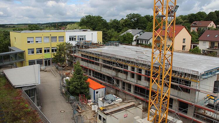 Vor dem generalsanierten Westbau entsteht der Neubau mit den Fachräumen.  Fotos: Andreas Dorsch