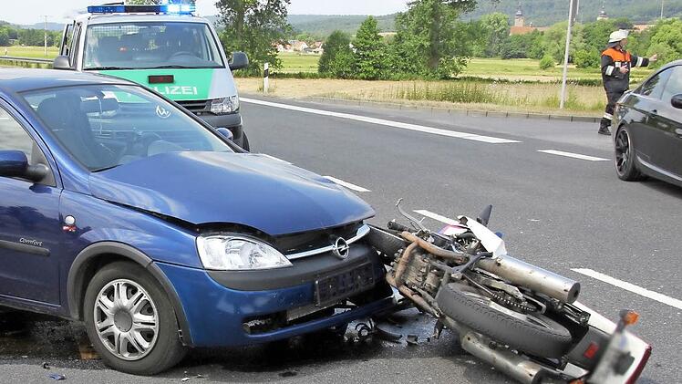 Beim Zusammenprall wurde der Corsa zur Seite gedreht, das Motorrad verfing sich am Radkasten.