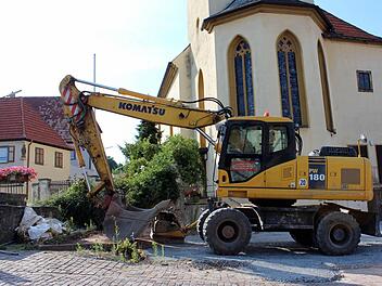 Ein Bagger hat die Erdlöcher, die beim Abriss des alten Schulhauses in Escherndorf entstanden, mittlerweile verfüllt und verdichtet. Foto: Pfannes