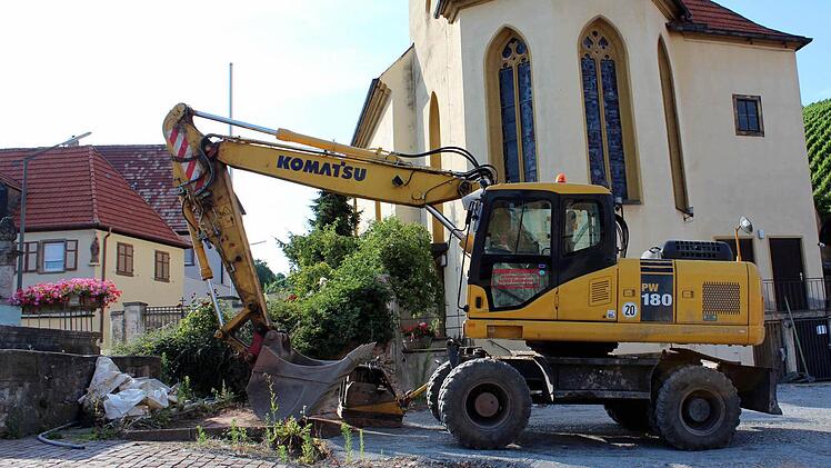 Ein Bagger hat die Erdlöcher, die beim Abriss des alten Schulhauses in Escherndorf entstanden, mittlerweile verfüllt und verdichtet. Foto: Pfannes