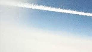 Ein Flugzeug passiert in ausreichender Entfernung den Ballon.