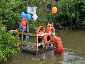 Der Kapitän schiebt das Floß zumUfer des Gilgenweihers in Herzogenaurach.  Fotos: Roland Meister