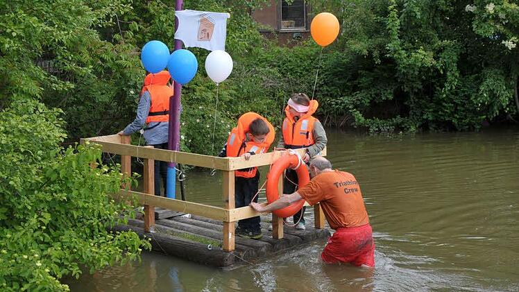 Der Kapitän schiebt das Floß zumUfer des Gilgenweihers in Herzogenaurach.  Fotos: Roland Meister