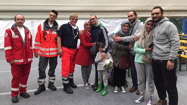 Familienzusammenführung gestern Abend in Kulmbach. So schön kann Helfen sein. Foto: BRK