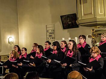 Mit seinem Weihnachtskonzert in der Trinitatiskirche Unterlauter lockte das "Vocalensemble Coburg" zahlreiche Zuhörer an. Foto: Jochen Berger
