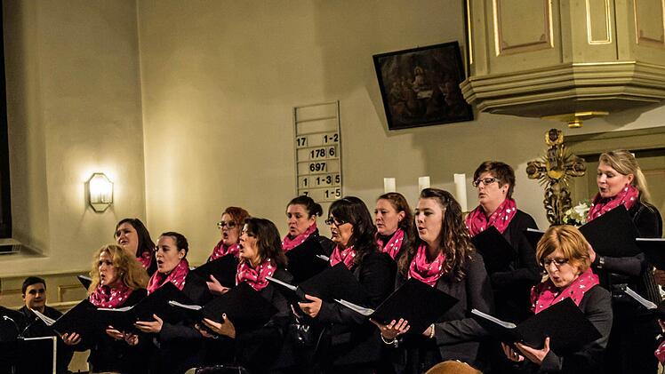 Mit seinem Weihnachtskonzert in der Trinitatiskirche Unterlauter lockte das "Vocalensemble Coburg" zahlreiche Zuhörer an. Foto: Jochen Berger