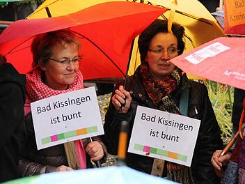 250 Demonstranten haben vor dem Landratsamt für ein buntes Bad Kissingen eingestanden. Foto: Benedikt Borst